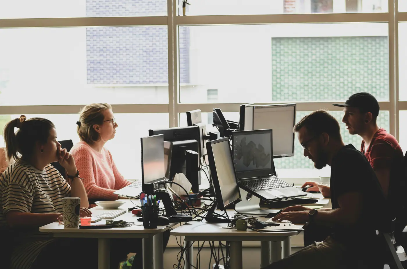 Equipo de Punto Lógico trabajando